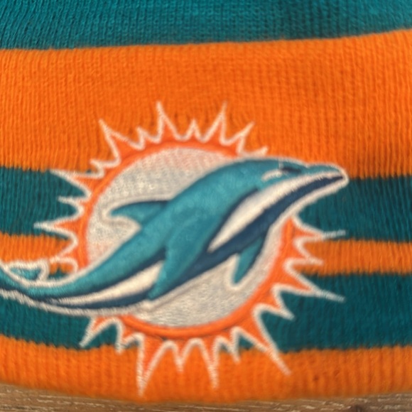 NEW ERA MIAMI DOLPHINS BEANIE HAT W POM - Picture 2 of 7